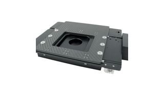 Der Kreuztisch KT250-DC-EDLM von Steinmeyer Mechatronik wurde speziell für den Einsatz in der Medizintechnik entwickelt und ermöglicht ein schnelles Scannen von Trägern mit hundert Laborproben. (Steinmeyer Mechatronik)