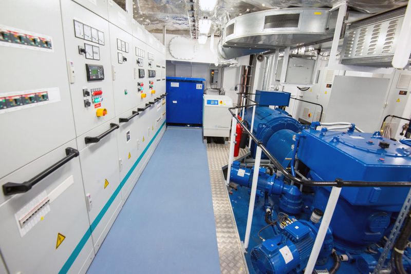 Die Hauptschalttafel im Inneren des Schiffes ist mithilfe der Stromverteilungslösungen Ri-4-Power aufgebaut worden. (Rittal/thorsten-und-anna.de)