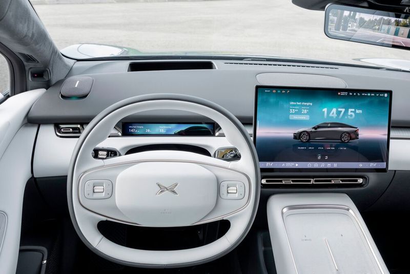 Prominent platziert auf der Mittelkonsole sind die beiden mit Alcantara bezogenen Ablagen für die Smartphones. Selbstverständlich wird drahtlos geladen (Bild: Xpeng)