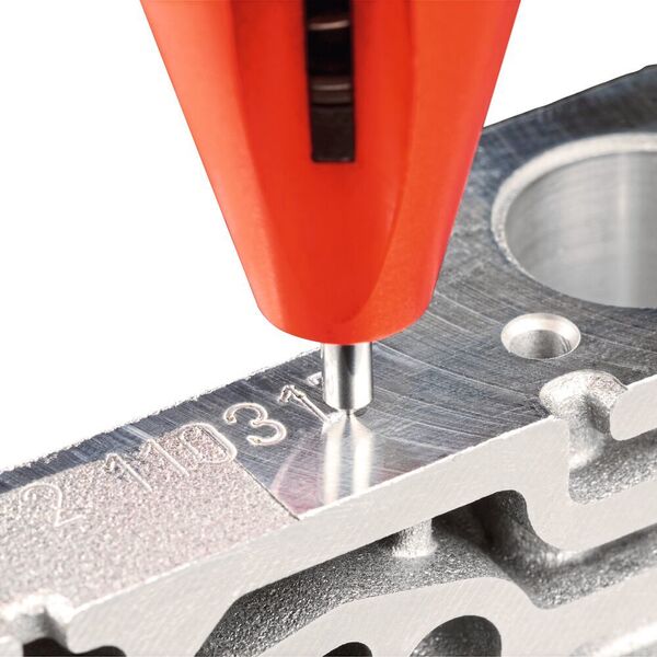 Mit dem neuen Nadelprägewerkzeug von Gravostar können auch hochbeanspruchte Teile auf der CNC-Maschine beschriftet werden. (Gravostar)