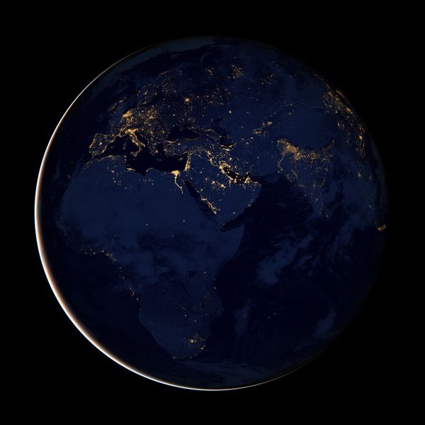 Black Marble Bild von Europa und Afrika (NASA)