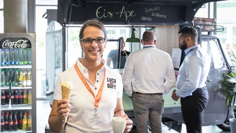 Marketingleiterin Corinna Mattick von Loco-Soft ließ sich bei sommerlichen Temperaturen nur zu gerne zu einem Eis verleiten. (Bild: Stefan Bausewein)