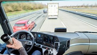 Das automatisierte Fahren soll gerade für die Transportbranche hohe Kosteneinsparungen bringen. (Daimler)