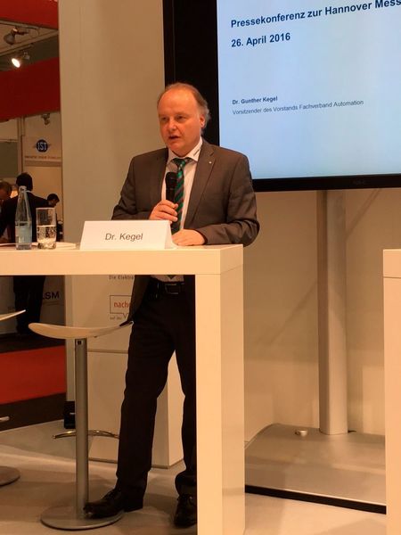 Dr. Gunther Kegel (Geschäftsführer Pepperl + Fuchs) bei der Präsentation der Ergebnisse 2015 der ZVEI-Mitgliedsfirmen. (Kielburger/PROCESS)