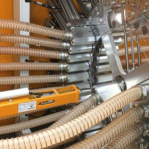 Der smarte Lenker des Granualtgeschehens von Koch-Technik: Zur effizienteren Materialverteilung in der Spritzgießfertigung bei P&G Braun in Waldbüttelbrunn, fahren die pneumatischen Schieber des sogenannten Navigators die gewünschte Material- und die Maschinenleitung in der Mitte zusammen. Die Leitungen werden für die Dauer des Materialtransports direkt miteinander verbunden, heißt es. Die Umstellung von der alten Materialversorgung auf die moderne Variante, funktionierte im laufenden Betrieb, so Koch-Technik.