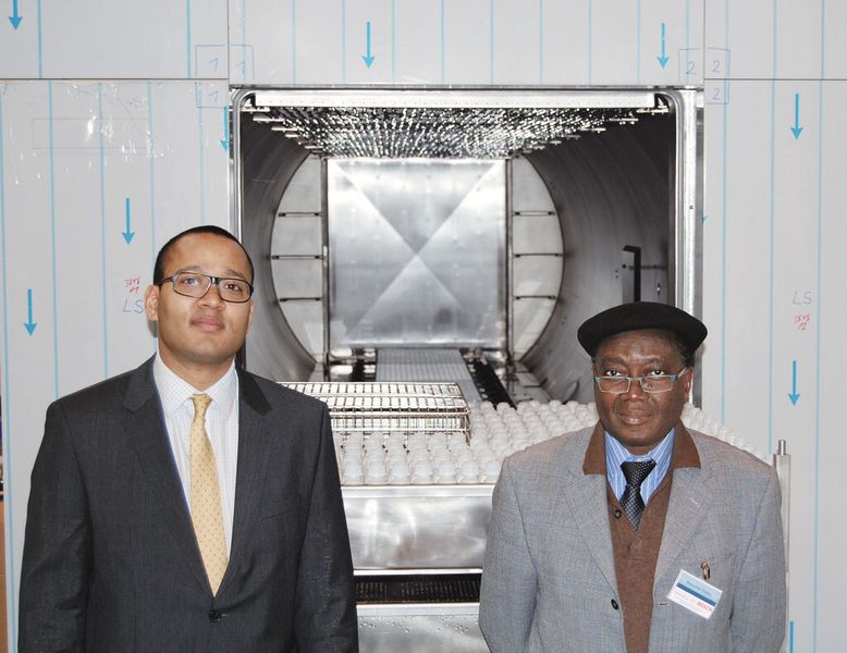 Dr. Dovi-Akué (rechts) und sein Sohn vor dem installierten Sterilisator (Bosch)