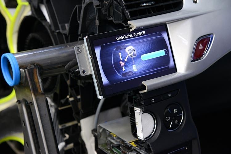 Informationen über den jeweiligen Energiefluss erhält der Fahrer wie bei elektromechanischen Hybridantrieben mittels eines Displays im Cockpit. (Foto: Peugeot)