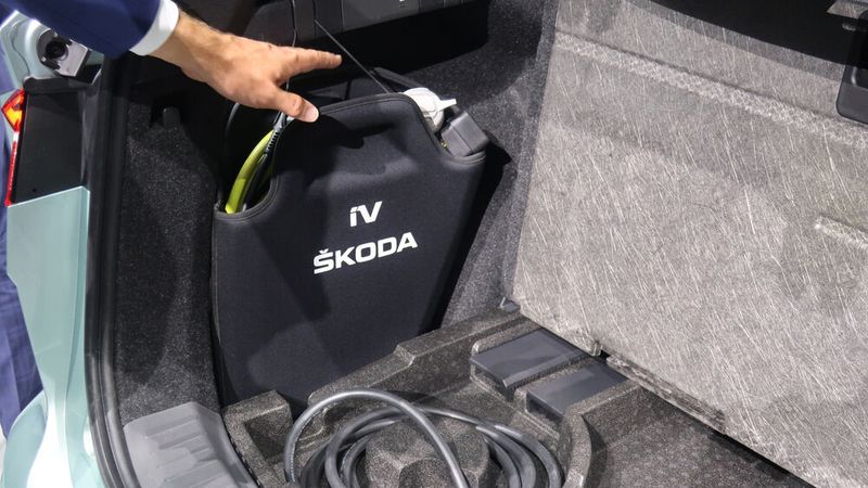 Ebenfalls gut verstaut sind die verschiedenen Ladekabel für den Enyaq. (Bild: Grimm/»kfz-betrieb«)