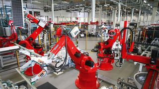 Rahmenbauteile in der Produktion von Solarmodulen legen Roboter von Reis automatisch zusammen mit den langen Rahmenbauteilen in die Rahmungsstation. (Archiv: Vogel Business Media)