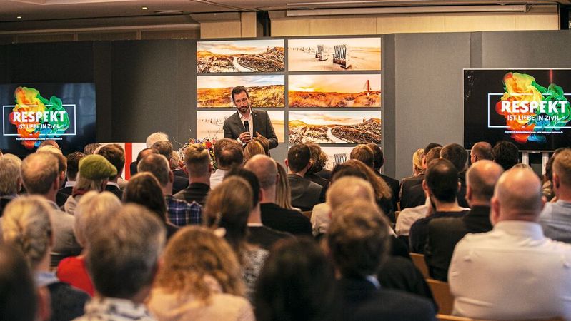 Spannende und hilfreiche Vorträge für angehende Führungskräfte, das Treffen mit Gleichgesinnten und Networking – dafür steht die Herbstakademie des Kfz-Gewerbes.(Bild:  Herbstakademie)