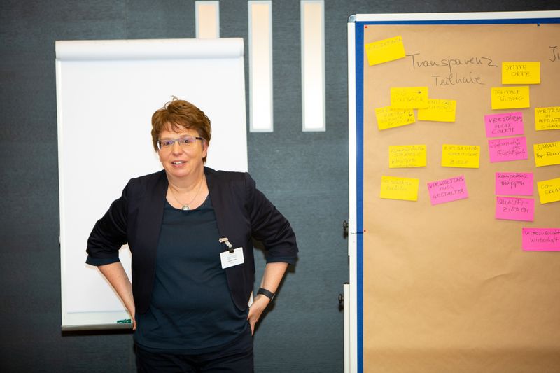 Sabine Meigel, Leiterin der Geschäftsstelle „Digitale Agenda“ der Stadt Ulm, stellte die Vorteile, die Kommunen von einer smarten Stadt haben in den Mittelpunkt (Gaby Ahnert – Eventfotograf)