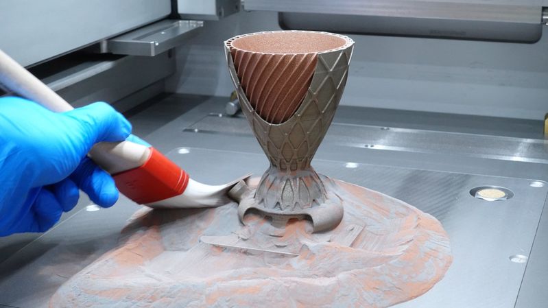 Jugert und seine Kollegen  haben einen  Multimaterialdemonstrator für Raketen hergestellt. Das Ventilbauteil besteht aus sich abwechselnden, magnetischen und nicht-magnetischen Stahllegierungen.(Bild:  Fraunhofer IGCV)