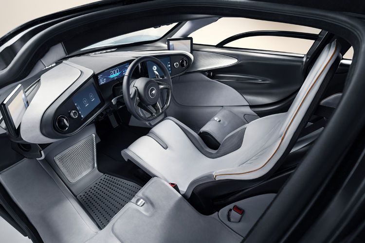 Große Displays ersetzen die meisten konventionellen Knöpfe im edel gestalteten Innenraum. (McLaren)