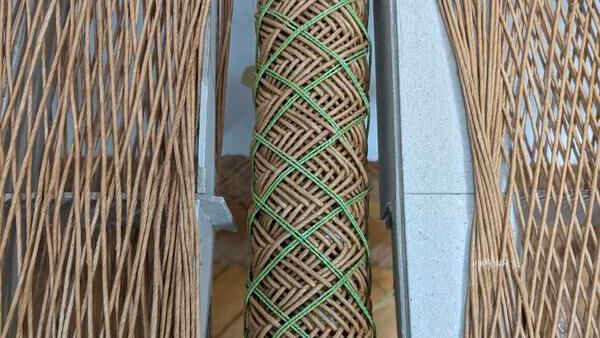 Strukturgespultes Papiergarnelement mit grünem Sensorgarn.(Bild:  DITF)