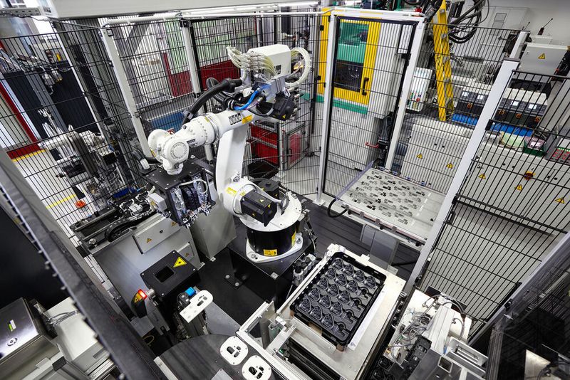Die Turnkey-Anlage von Arburg dient zur Fertigung eines Hybridsteckers in der Automobilindustrie und umfasst unter anderem eine Zwei-Komponenten-Drehtischmaschine des Typs Allrounder 1500 T, eine Prüfzelle und drei 6-Achs-Roboter. (Arburg)