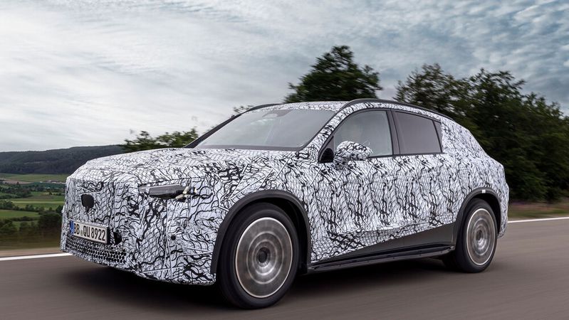 Noch getarnt unterwegs: Der batterieelektrisch angetriebene Mercedes GLC 400 4Matic EQ.(Bild:  Mercedes-Benz)