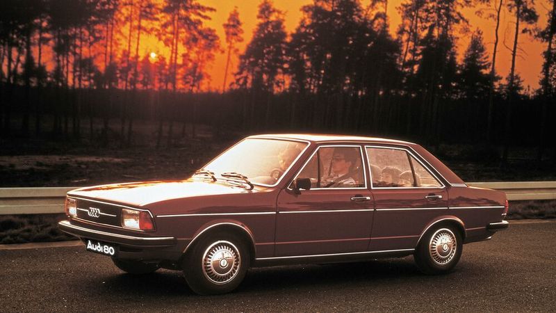 Optisch ähnelte Audis Mittelklasse ab 1976 dank ihrer Breitbandscheinwerfer und dem größeren Grill dem gleichzeitig erneuerten Flaggschiff Audi 100. Insgesamt entstanden etwas über 1,1 Millionen Exemplare des Audi 80 B1. (Audi )