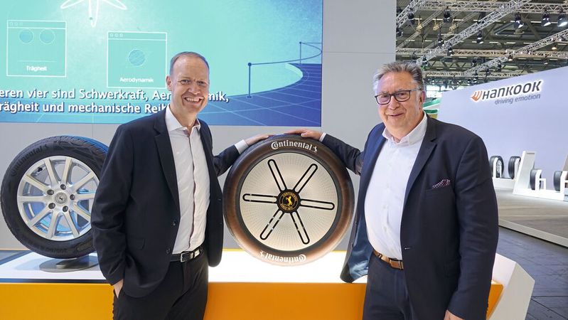 Mirco Brodthage (l.) und Frank Jung von Continental: „Die Lage, die momentan existiert, die haben wir noch nicht gehabt.“ (Bild:  Rosenow - »kfz-betrieb«)