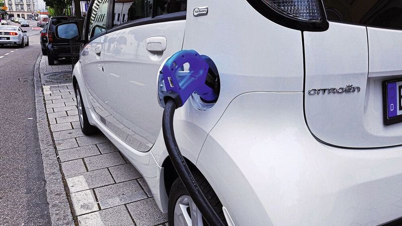 Wer ein Elektroauto fährt, kann damit Geld verdienen, wenn er seine eingesparten Emissionen beispielsweise an ein Mineralölindustrieunternehmen verkauft. Wer ein Elektroauto fährt, kann damit Geld verdienen, wenn er seine eingesparten Emissionen beispielsweise an ein Mineralölindustrieunternehmen verkauft.