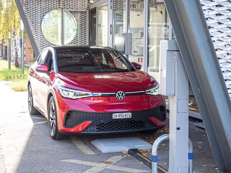 Ein umgerüstetes E-Auto lädt kabellos über die im Boden integrierte Spule – der Ladevorgang startet automatisch, sobald das Fahrzeug korrekt parkiert ist. (Bild: Empa)