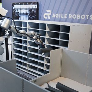 Agile Robots, Audi, Dassault Systèmes und Nvidia haben auf der Nvidia GTC Berlin ein Proof-of-Concept-Projekt vorgestellt, das die Teilesequenzierung im Audi Werk Ingolstadt mithilfe mobiler Humanoider automatisieren soll.(Bild:  Agile Robots)