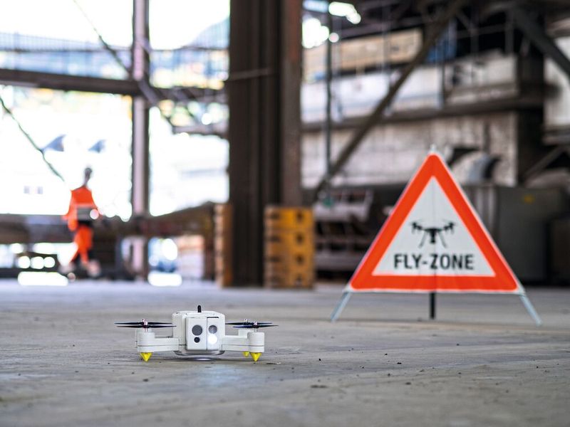 Mit der FireDrone lassen sich auch Industrieanlagen inspizieren. (Bild: Empa)