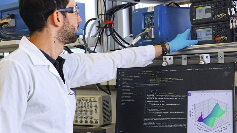 Laboraufbau zur computergestützten Echtzeit-Impedanzmessung an einer Lithium-Ionen-Batteriezelle zur Analyse des Zustands.(Bild:  Fraunhofer IFAM)