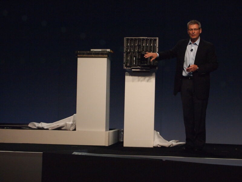 Brad Anderson: Links der alte (riesige) Storage-Controller mit dem Festplatten-Geräteeinschub, rechts das Datenzentrum mit dem miniaturisierten Storage-Blade. (rg)