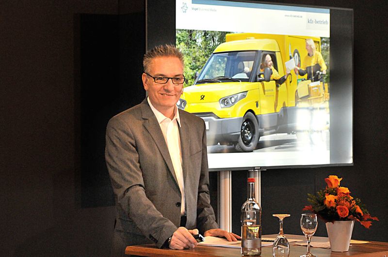 Traditionell eröffnete »kfz-betrieb«-Chefredakteur Wolfgang Michel den Vortragsreigen der Herbstakademie. In seiner Rede zeigte er auf, was auf das Kfz-Gewerbe in den nächsten Jahren zukommt und gab den Nachwuchsführungskräften verschiedene Tipps für die Zukunft. (Zietz / »kfz-betrieb«)