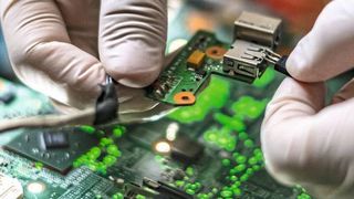 Technologien auf Silicium-Basis werden den industriellen Ansprüchen im Bereich der energieeffizienten Leistungselektronik zukünftig nicht mehr gerecht werden. (©Mihail - stock.adobe.com)