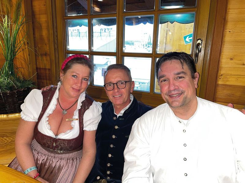 Yannick Daronnat (ISEGRIM-X) mit Heiko von Soosten (Acronis) und Verena von Soosten (TASKING) (Bild: Vogel IT-Medien GmbH)