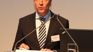 „Gibt es etwas Langweiligeres als Lagern?“, fragt Ulrich Meesmann, Geschäftsführung der BG RCI, auf dem Heidelberger Symposium „Lagern von Gefahrstoffen“. Dass das Thema ganz offensichtlich doch auf reges Interesse gestoßen ist, bewiesen die außerplanmaßigen Anmeldungen zur Fachveranstaltung, die es erforderten, dass ein zusätzlicher Raum per Videoübertragung organisiert werden musste. (Bild: Sonnenberg)