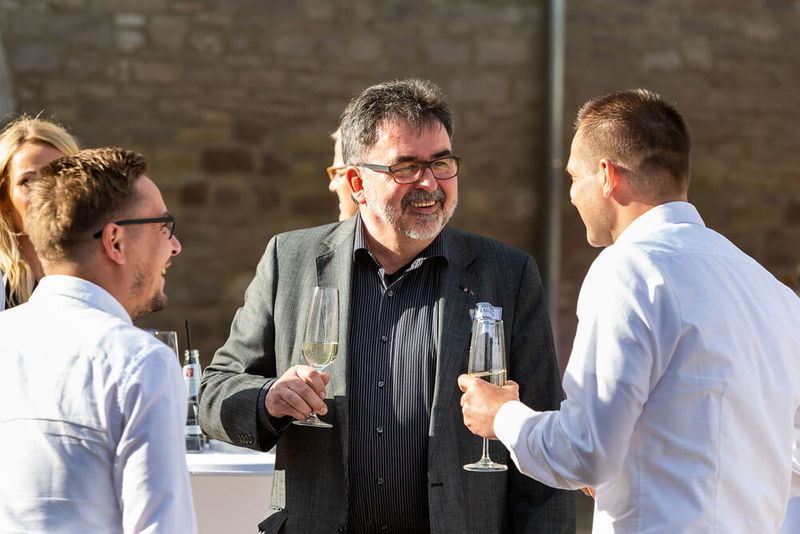 Nach dem Fotoshooting nutzen die Teilnehmer den Innenhof des Gutes Wöllried, um bei angenehmen Temperaturen in entspannter Atmosphäre ... (Stefan Bausewein)