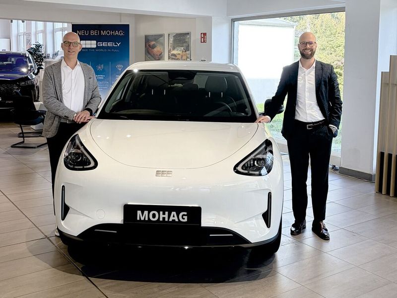 Geely-Distriktleiter Thomas Hetzer (l.) mit MOHAG-Geschäftsführer Dennis Wellner. (Bild: Mohag)