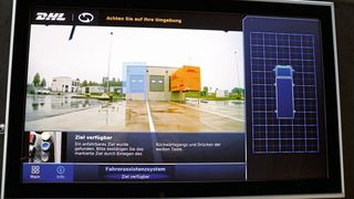 Über ein Display werden dem Fahrer mögliche Abstellpositionen angezeigt. (Streetscooter)