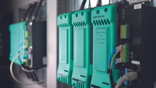 Mit dem GPC in der 3-phasigen Ausführung von Gefran lassen sich die Prozessdaten der Extrusionsanlage von OMAV in eine übergeordnete Steuerung übergeben. (Bild: Gefran / OMAV)