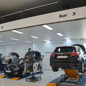 Von der Inspektion bis zur Unfallinstandsetzung –  in seiner freien Werkstatt bietet Werner Frisch allen Kunden und Interessenten das komplette Fahrzeugservicespektrum an. 