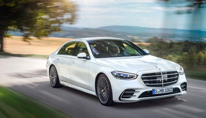 Job sicher! Hier zischt ein S-Klasse-Mercedes durch die Landschaft. Dieses Premiumauto wird im Werk Sindelfingen gebaut. Dort wird das Unternehmen im Laufe der nächsten Zeit rund 700 bisherige Leiharbeiter fest anstellen, wie jetzt bekannt gegeben wurde.