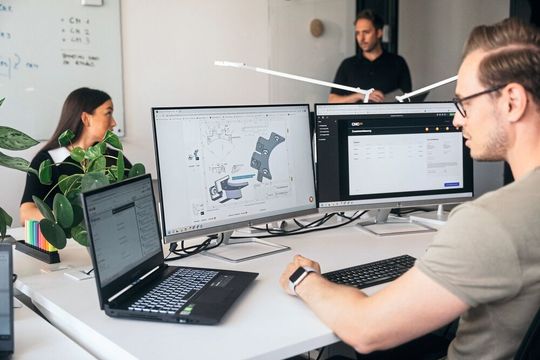 Der Zeichnungsservice von CNC24 soll Unternehmen dabei unterstützen, aus 3D-Modellen normgerechte Fertigungsunterlagen zu erstellen oder bestehende Zeichnungen in CAD-Modelle zu überführen.(Bild:  CNC24)