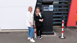 Geschäftsleiterin Clarissa Laszig (l.) mit Serviceassistentin Regina Kretschko und dem digitalen Serviceterminal von Tjekvik. (Bild: Rosenow – VCG)