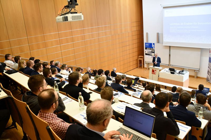 Als Enabler für Innovationen bezeichnete MR Werner Loscheider (BMWK) den Leichtbau. (Bild: Hochschule Landshut)