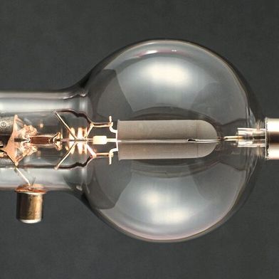 RCA 808 Elektronenröhre von 1941: Gerade aus der Sende- und Rundfunktechnik, aber auch in der Frühzeit der Großrechner waren Elektronenröhre jahrzehntelang nicht wegzudenken. (Bild: frei lizenziert)