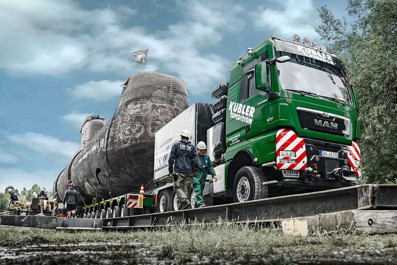 U-17 beim sogenannten Roll-on am Naturhafen Speyer ... (Bild: TII Scheuerle)