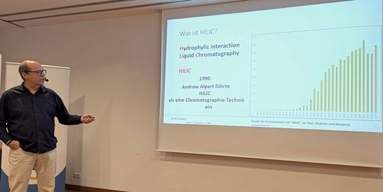 Bei Dr. Thomas Letzel ging es um HILIC als Chromatographie für sehr polare Moleküle(Bild:  VCG – Lüttmann)