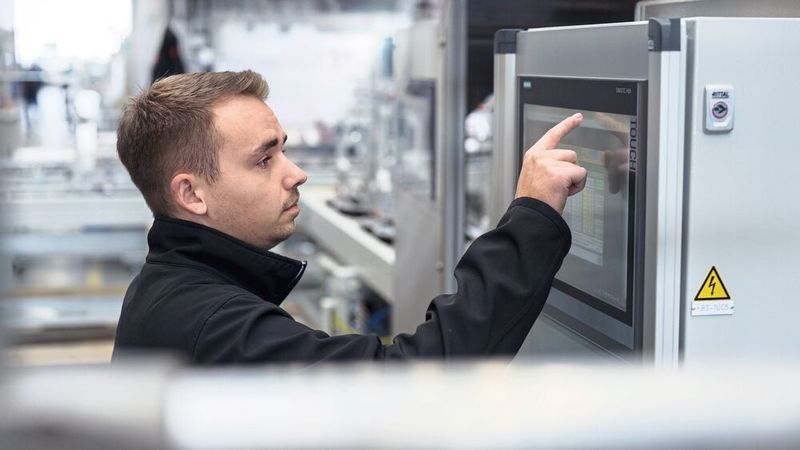 Bequem von außen steuerbar: Die Silberhorn Roboter-Anlage zum flexiblen Reinigen unterschiedlicher Teile. (Bild: Stefan Woidig)