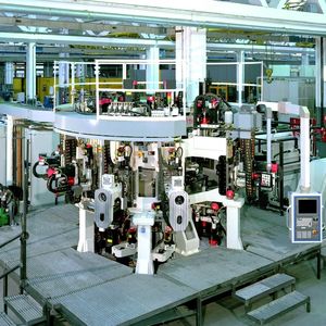 Bild 1: In dieser Anlage müssen 86 Achsen und 33 Hochgeschwindigkeits-Spindeln gesteuert werden.