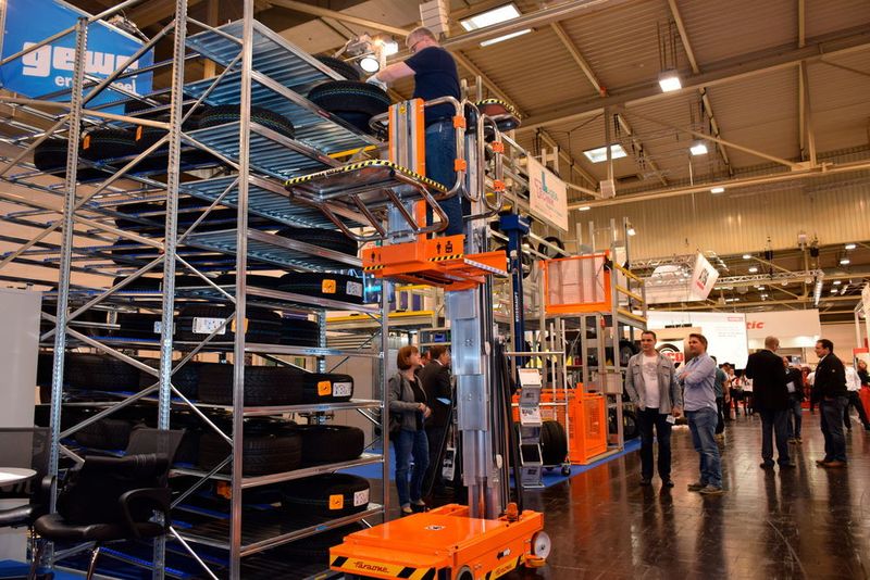 Gewe Lager-Tec präsentierte ihr neues Reifenlagerregal Ergowheel, das mit liegender Lagerung 30 Prozent mehr Lagerkapazität bietet und bequeme Entnahme ermöglicht. (Ottmar Holz)