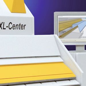 Bild 1: Mit der Multitouch-PC-Steuerung des Biegezentrums lassen sich die Profile sowohl in 2D als auch in 3D direkt auf den Monitor zeichnen.