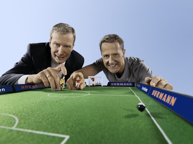 Rennprofi Michael Schumacher (rechts) wird neuer Markenbotschafter der Hörmann KG. (Bild: Hörmann)