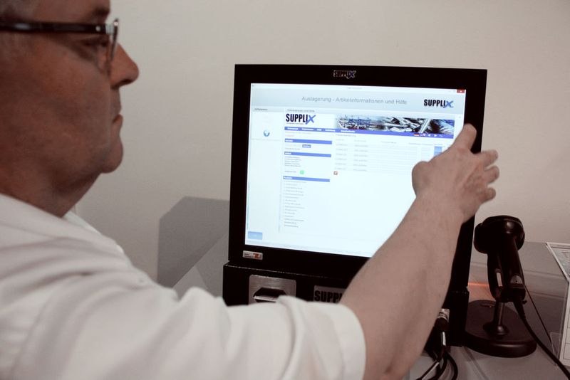 Sicher verwahrt, Verbrauchskosten im Griff: Wer dem TSM etwas entnehmen möchte, muss sich per Personalkarte oder PIN legitimieren. (Bild: Bedrunka + Hirth )